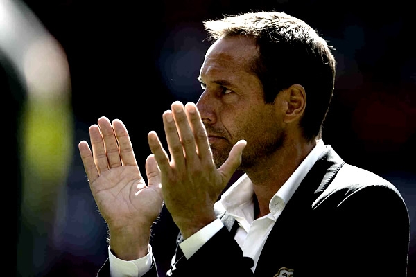 Lo único que le quedó a Vant Schip fue animar a sus jugadores.