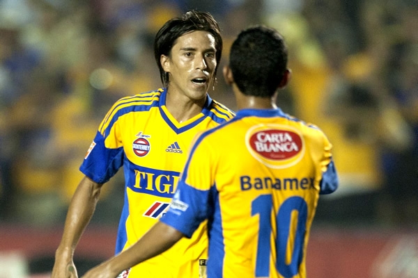 Lobos celebra su anotación junto a Hernández.