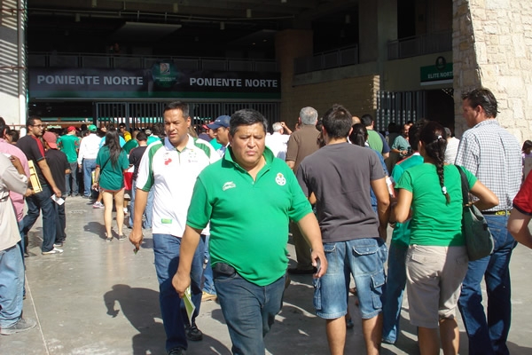 Los aficionados aguardaron pacientes.