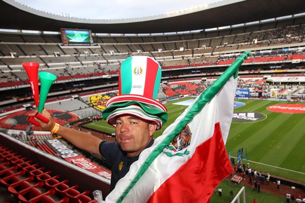 Los aficionados comenzaban a darle color al Azteca.