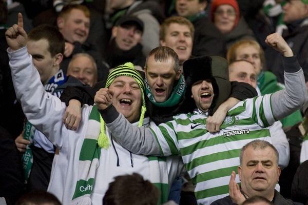 Los aficionados del Celtic celebraron el triunfo 2-1 de su equipo.