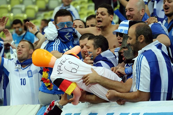 Los aficionados griegos aprovechan la oportunidad para manifestarse.