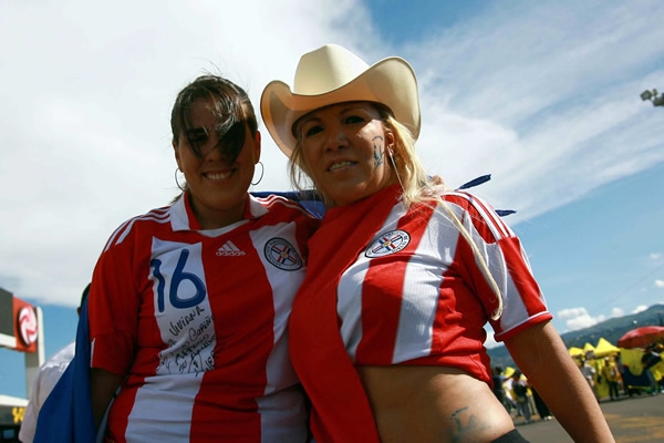 Los aficionados paraguayos apoyarona Chava en el Azteca.