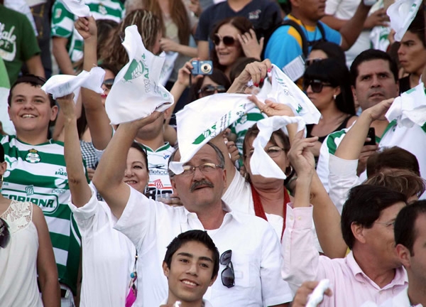 Los aficionados también se unieron al grito de paz.