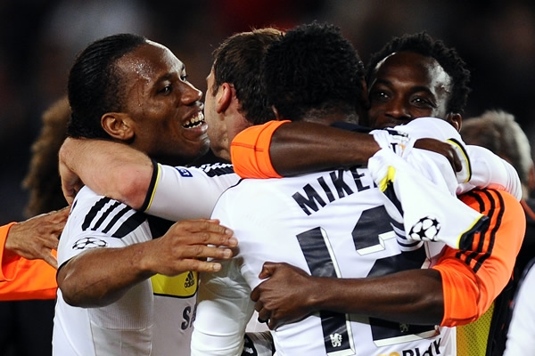 Los africanos Mikel y Drogba celebran la victoria.
