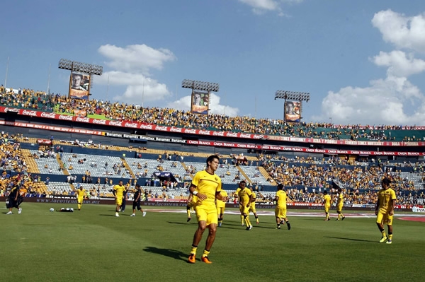Los americanistas calentando en el Estadio Universitario.
