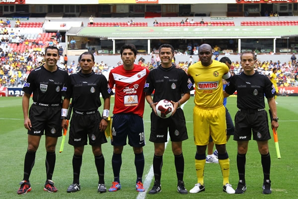 Los árbitros y capitanes.