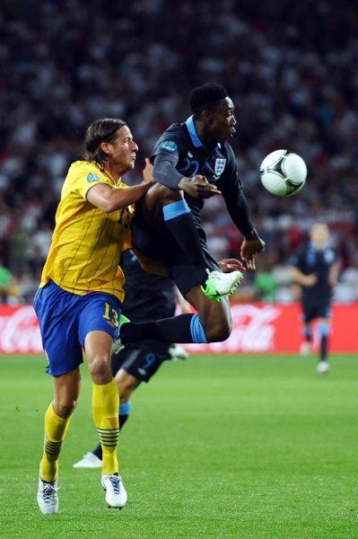 Los atacantes de Suecia presionando a la zaga inglesa.