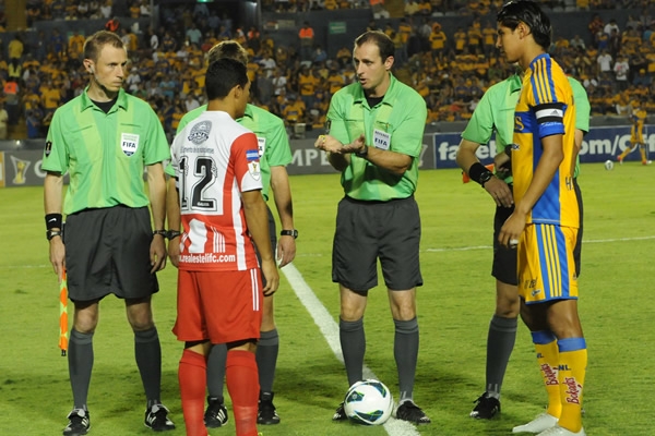 Los capitanes junto al Cuerpo Arbitral.
