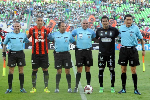 Los Capitanes y el Cuerpo Arbitral del partido.