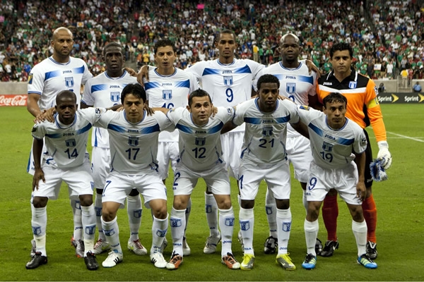 Los catrachos se tomaron primero la foto.