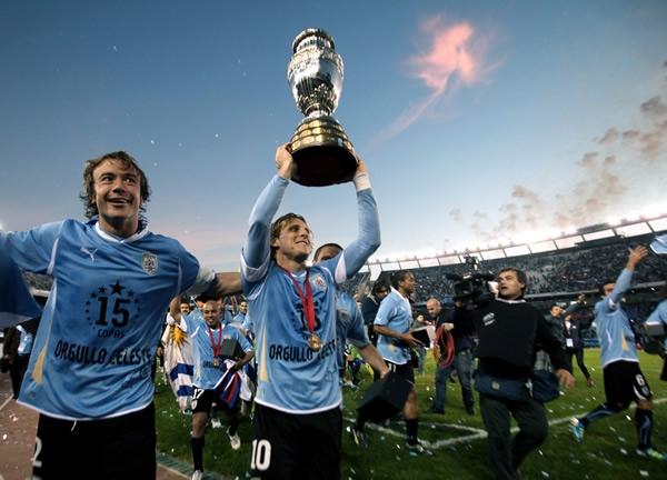 Los charrúas compartieron la Copa con los aficionados en el Monumental.