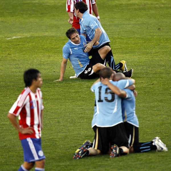 Los charrúas se abrazan tras el pitido final del arbitro Salvio Fagundes.