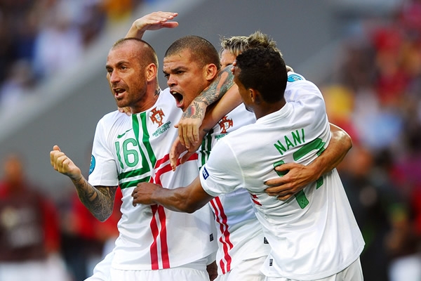 Los compañeros del internacinal portugues lo felicitan por el gol conseguido.