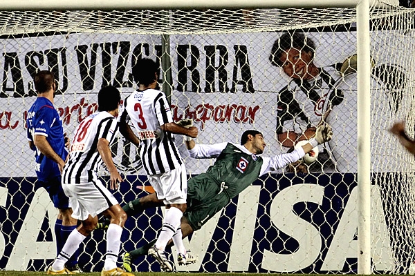Los dos goles de Libertad fueron a balón parado.