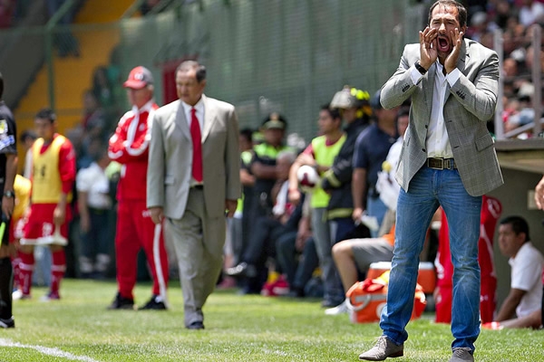 Los entrenadores de ambos equipos no descuidaban ningún detalle.