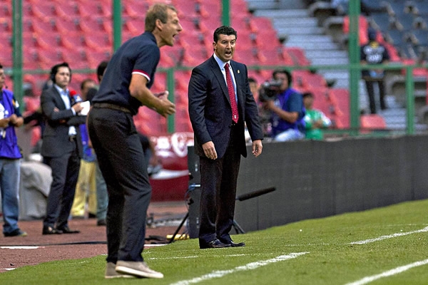 Los entrenadores trababan de ordenar a sus jugadores.