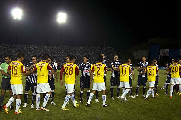 Los equipos, previos al arranque del encuentro en Monterrey.