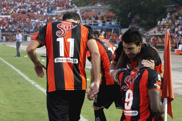 Los goles del colombiano no fueron suficientes para Jaguares.