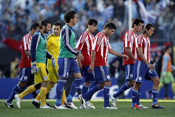 Los guaraníes no pudieron ocultar su tristeza tras la goleada.