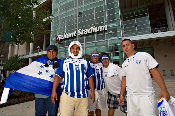 Los hondureños también llegaron al Reliant Stadium.