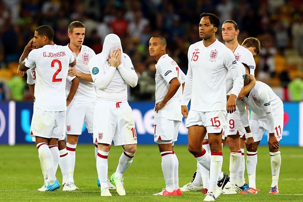 Los ingleses se retiran derrotados del Olympic Stadium.