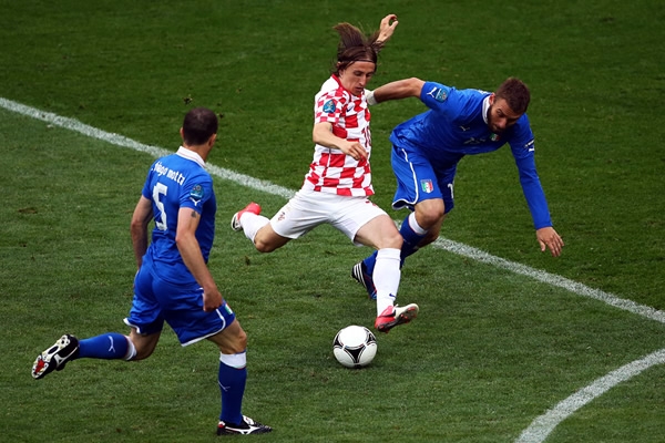 Los italianos se perdieron al final del juego y Croacia no supo aprovechar.