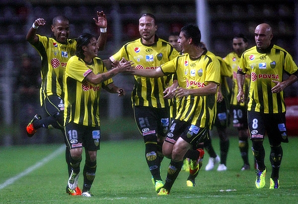 Los jugadores aurinegros festejan el primer gol del encuentro.