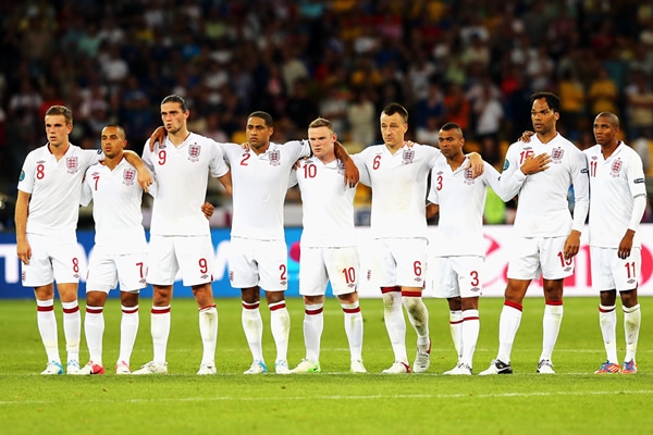 los jugadores ingleses se abrazaron durante los penales.
