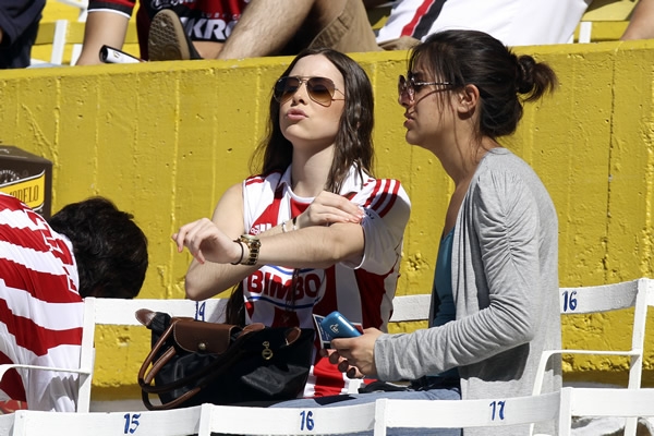 Los linderos de la tribuna les da la bievenida al Clásico Tapatío.