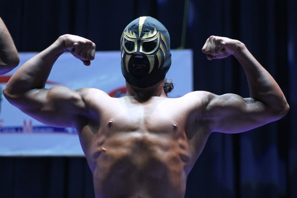 Los luchadores mostrando el músculo.