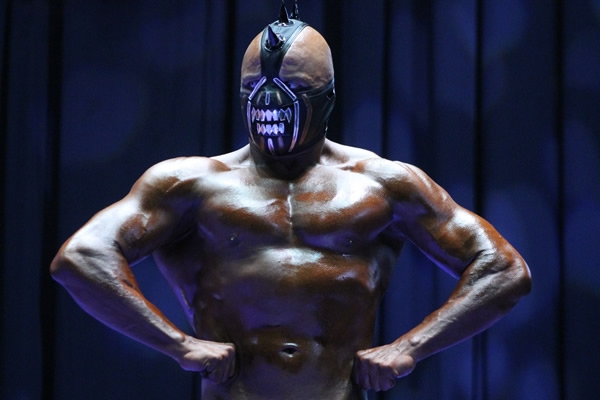 Los luchadores mostrando el músculo.