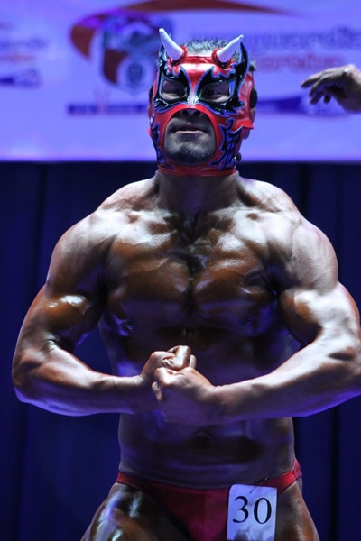 Los luchadores mostrando el músculo.