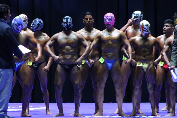 Los luchadores mostrando el músculo.