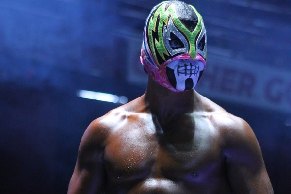 Los luchadores mostrando el músculo.