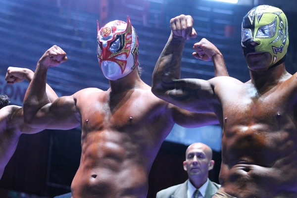 Los luchadores mostrando el músculo.