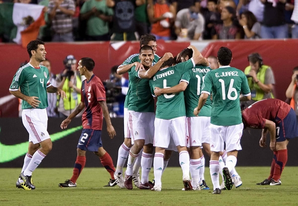 Los mexicanos celebran el gol del jugador de Santos.