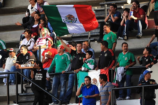 Los mexicanos llegaron al Azteca para estar con el Tri.