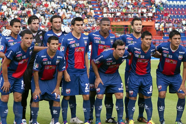 Los Potros presentándose en el Apertura 2012.