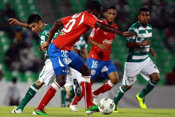 Los primeros minutos, Oribe Peralta estuvo bien marcado por la defensa.