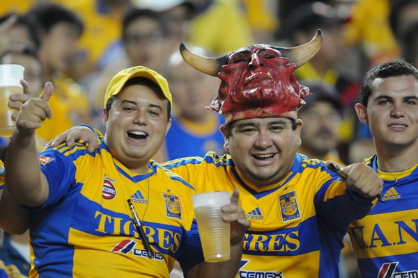 Los seguidores de la UANL cantaban el gol.