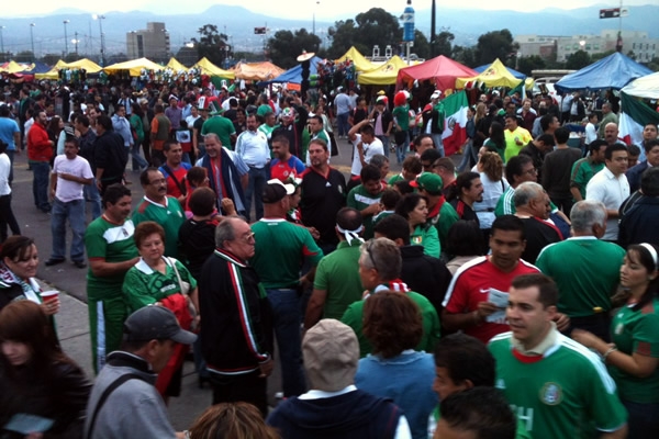 Los seguidores del Tri festejaron el triunfo por la mínima.