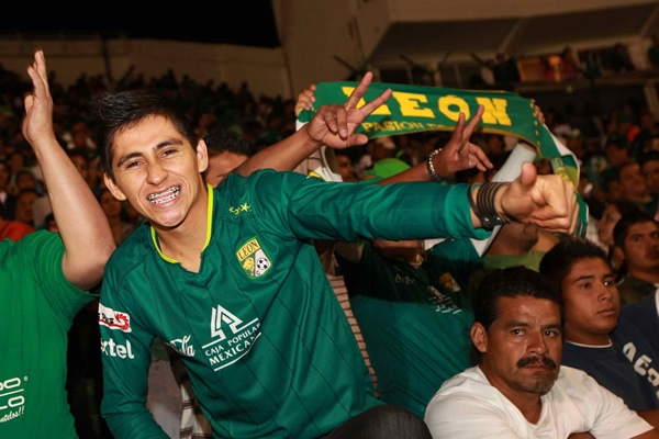 Los seguidores esmeraldas no ocultaron su felicidad.