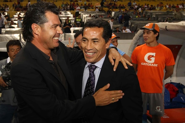 Los técnicos de ambos equipos se saludaron efusivamente.