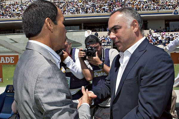 Los técnicos se saludan antes del inicio del juego.