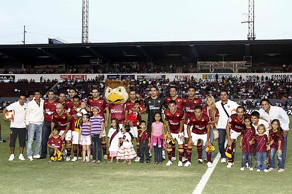 Los titulares de Estudiantes, acompañados de sus hijos.