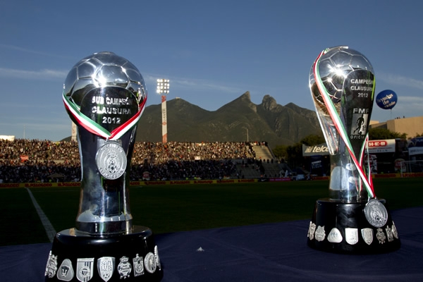 Los trofeos del Campeón y Sub Campeón del Clausura 2012.