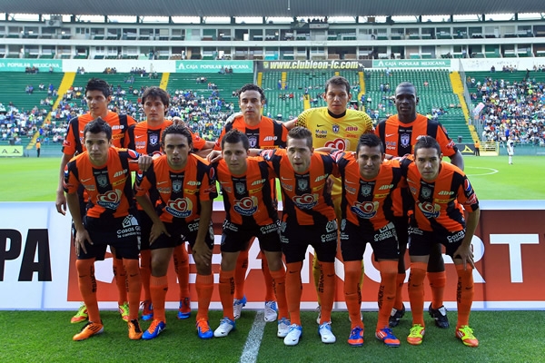Los Tuzos que enfrentan a Pumas en el primer juego.