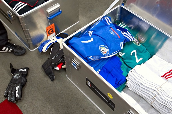 Los uniformes de los selecionados mexiacanos en el vestidor del Tri.