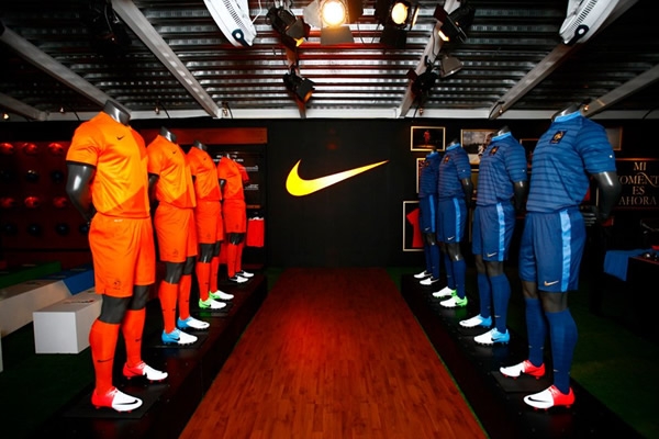Los uniformes de Nike engalanando la sala.